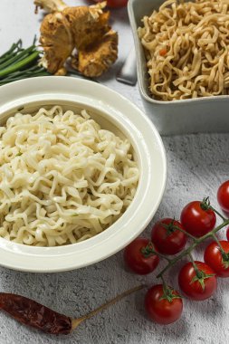 Sebzeli erişte. Tipik oryantal gıda