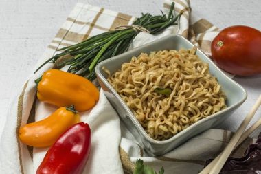 Sebzeli erişte. Tipik oryantal gıda