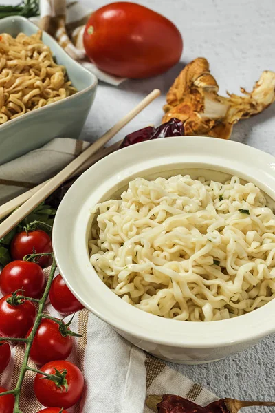 Noedels met groenten. Typische oosterse gerechten — Stockfoto