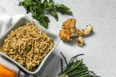 Sebzeli erişte. Tipik oryantal gıda