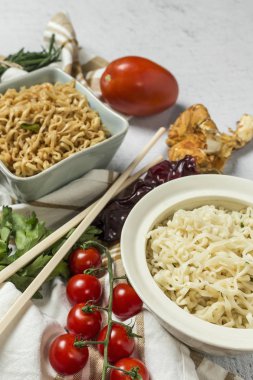 Sebzeli erişte. Tipik oryantal gıda