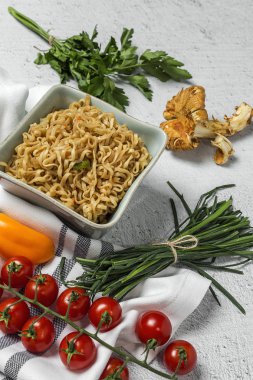 Sebzeli erişte. Tipik oryantal gıda