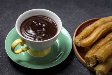Churros sıcak çikolata ile