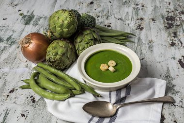 Yeşil sebze kremalı çorba. 