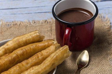 Churros sıcak çikolata ile