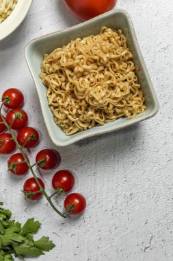 Sebzeli erişte. Tipik oryantal gıda