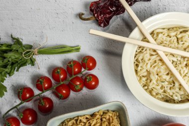 Sebzeli erişte. Tipik oryantal gıda