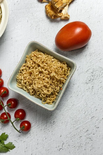 Noodles with vegetables. Typical oriental food — Stock Photo, Image