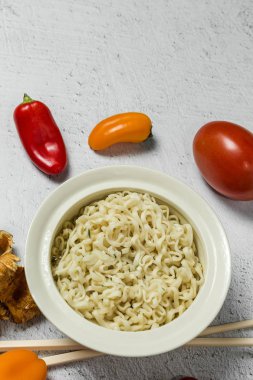 Sebzeli erişte. Tipik oryantal gıda