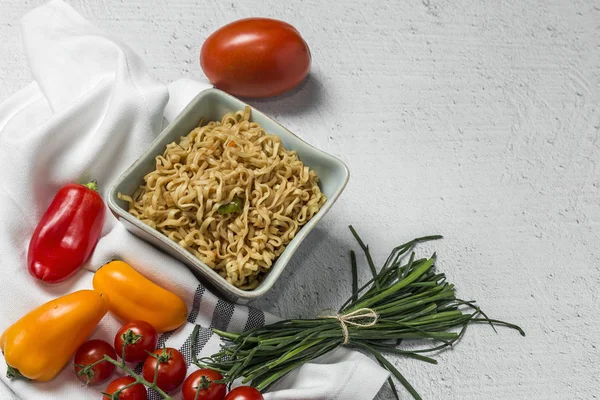 Sebzeli erişte. Tipik oryantal gıda