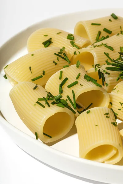 Hemlagad italiensk pasta med aromatiska örter — Stockfoto