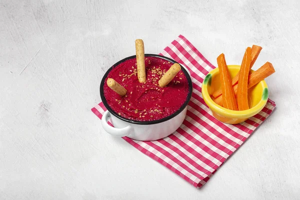 Hummus casero de remolacha roja con garbanzos — Foto de Stock