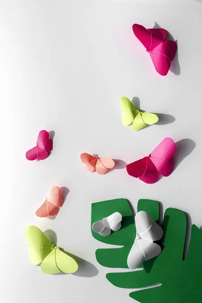 Wielokolorowe origami motyle z góry — Zdjęcie stockowe