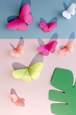 Yukarıdan gelen çok renkli origami kelebekleri