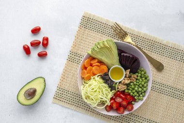 Çeşit çeşit sebzeli çiğ vejetaryen salatası