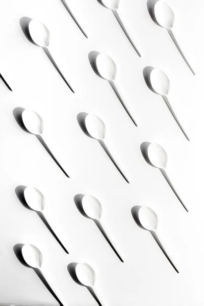 Flat lay photo of white plastic spoons — Stock Photo, Image