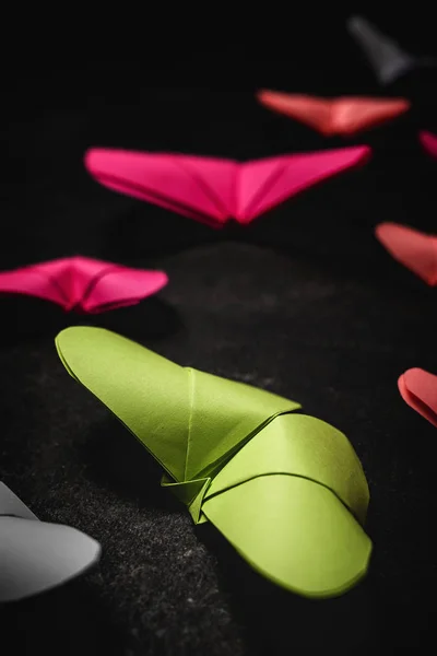Wielokolorowe origami motyle z góry — Zdjęcie stockowe