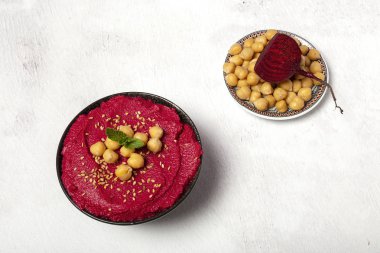 Ev yapımı kırmızı pancar ve nohut.