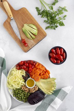 Çeşit çeşit sebzeli çiğ vejetaryen salatası