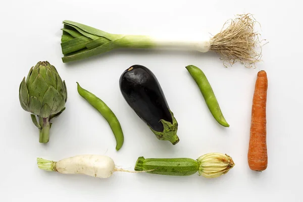 Frisches Gemüse knolling Zusammensetzung auf weißem Hintergrund — Stockfoto