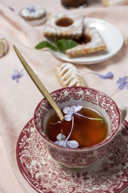 Nane ve çeşitli Arap tatlılarıyla geleneksel çay.