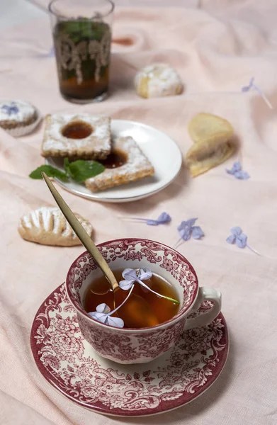 Tradiční čaj s mátou a rozmanitými arabskými sladkostmi — Stock fotografie