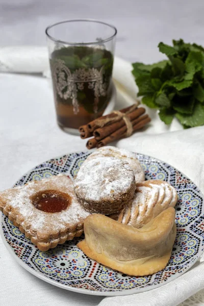 Traditional tea with mint and assorted Arab sweets — Stock Photo, Image