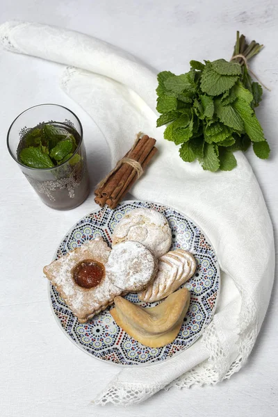 Traditionellt te med mynta och diverse arabiska sötsaker — Stockfoto