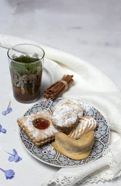 Traditional tea with mint and assorted Arab sweets — Stock Photo, Image