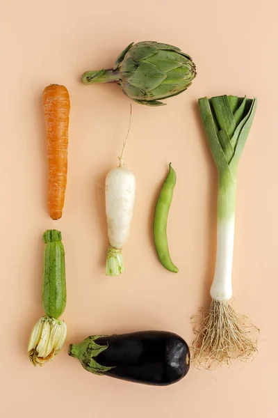 Frisches Gemüse knolling Zusammensetzung auf weißem Hintergrund — Stockfoto