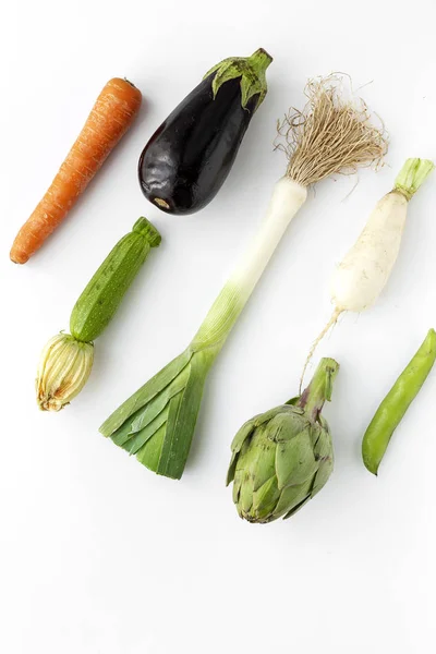 Fresh vegetables knolling composition on white background — Stock Photo, Image