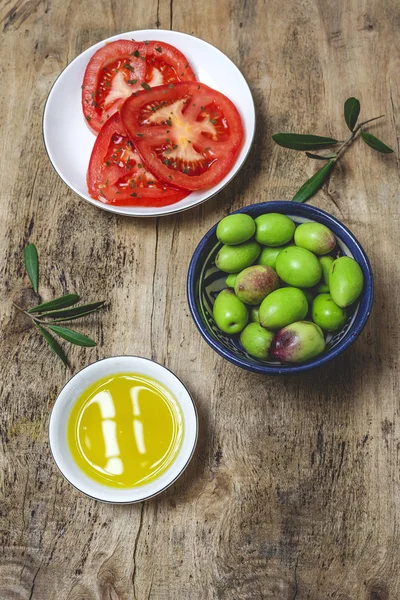 Olio extra vergine di oliva spagnolo fresco con olive — Foto Stock