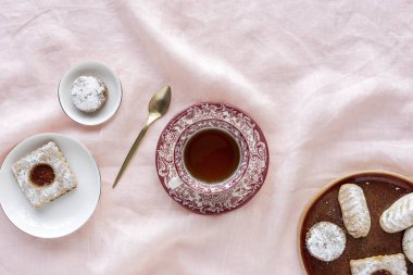 Taze pişmiş geleneksel çörekli çay.