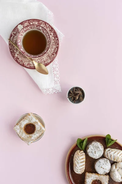 Frissen sült hagyományos tészta teával — Stock Fotó