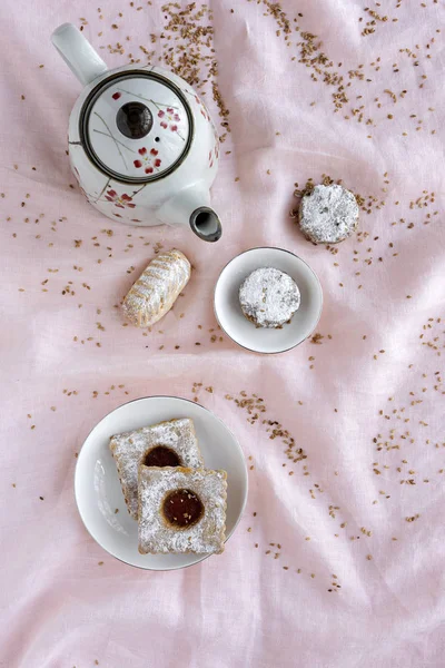 Pastelaria tradicional recém-assada com chá — Fotografia de Stock