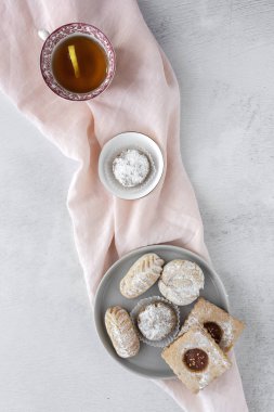 Taze pişmiş geleneksel çörekli çay.