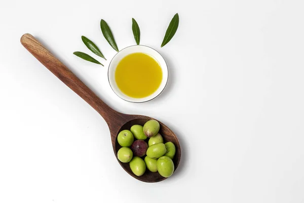 Świeża hiszpańska oliwa z oliwek z pierwszego tłoczenia z oliwek — Zdjęcie stockowe