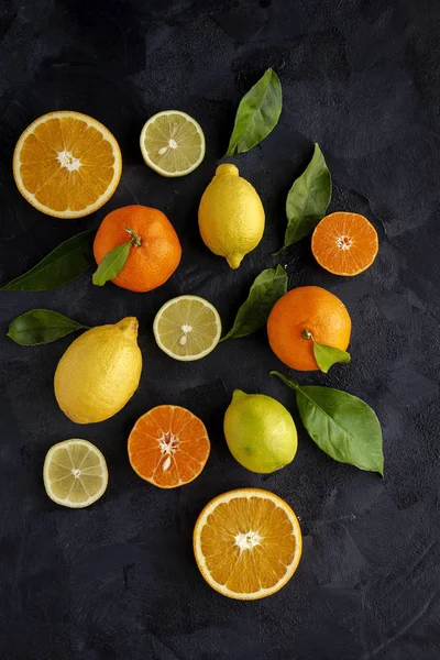 Naranjas, mandarinas y limones vistos desde arriba — Foto de Stock