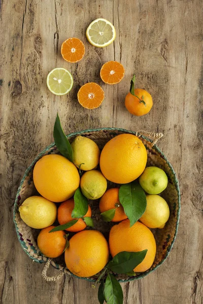 Yukarıdan portakal, mandalina ve limon görünüyor — Stok fotoğraf