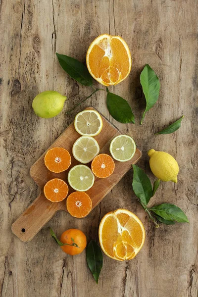 Apelsiner, mandariner och citroner sett ovanifrån — Stockfoto
