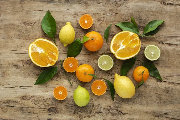 Yukarıdan portakal, mandalina ve limon görünüyor — Stok fotoğraf