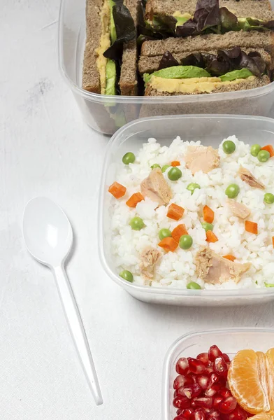 Comida en tupperware lista para comer — Foto de Stock