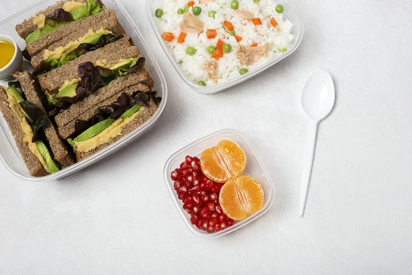 Comida en tupperware lista para comer — Foto de Stock