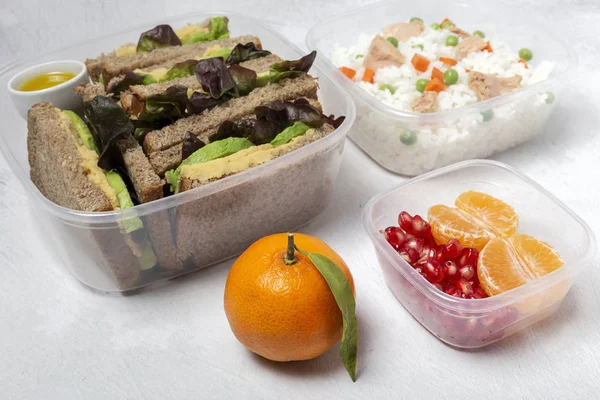 Comida en tupperware lista para comer — Foto de Stock