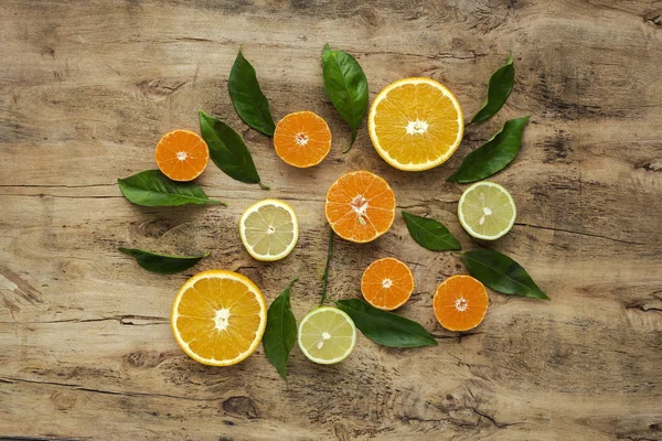 Yukarıdan portakal, mandalina ve limon görünüyor — Stok fotoğraf