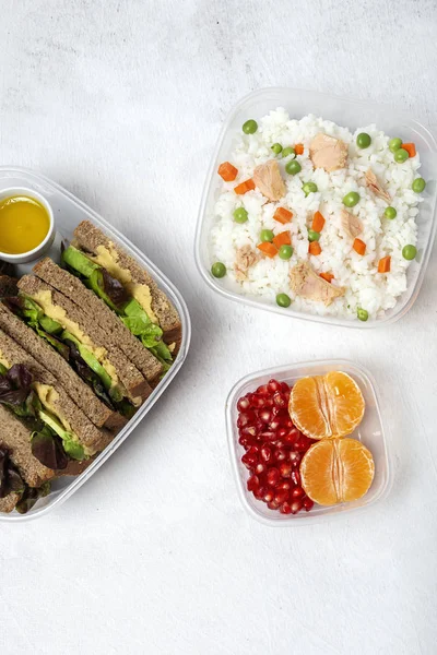 Comida en tupperware lista para comer — Foto de Stock