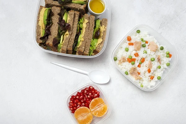 Comida en tupperware lista para comer — Foto de Stock