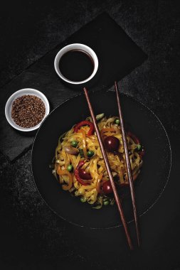 Bezelyeli, biberli, soğanlı ve kabaklı vejetaryen eriştesi.