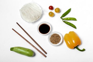 Bezelyeli, biberli, soğanlı ve kabaklı vejetaryen eriştesi.