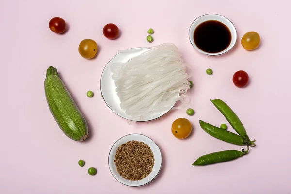 Веганська локшина з горохом, перцем, цибулею та кабачками — стокове фото